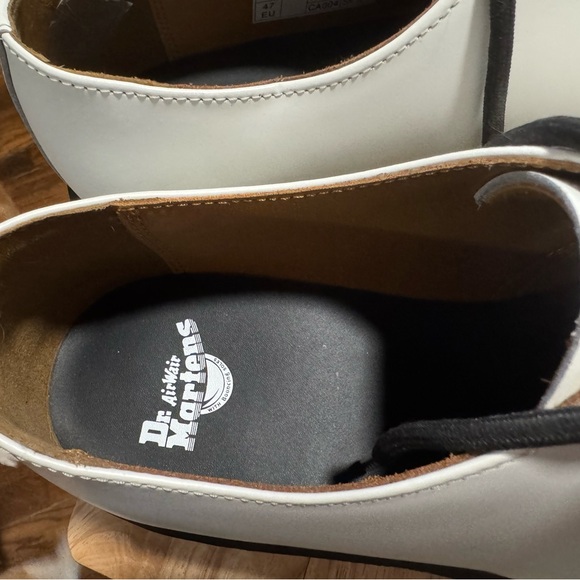 NWOT Dr. Martins Cream Leather Shoes main image 4